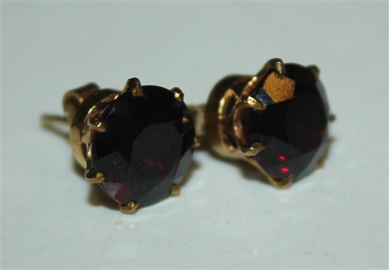 Pair garnet earstuds(-)